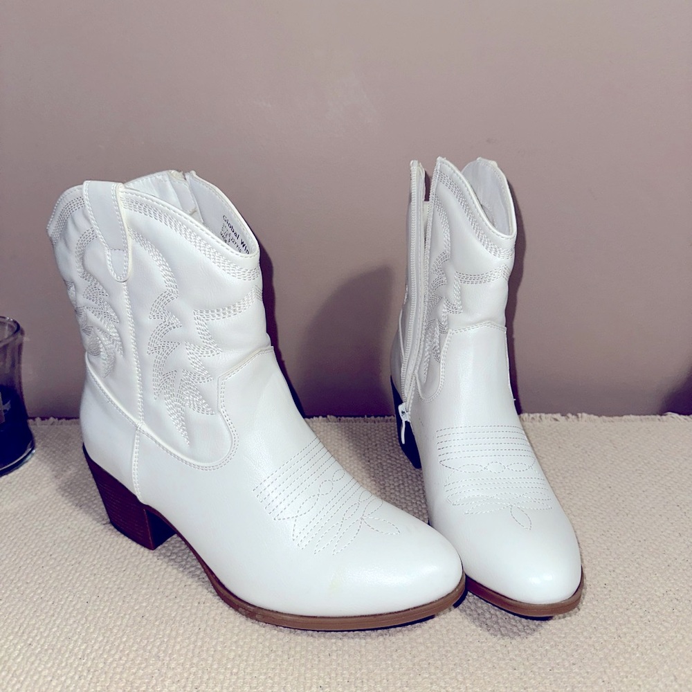 Size 9 woman’s white cowboy boots NWOT only tried on Global Win brand